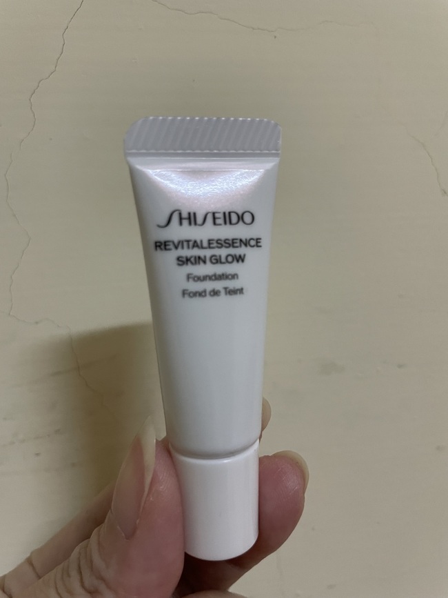 imgimg這瓶小樣色號為Linen⬇️imgimgimgimg擠出的粉底液流動性很強⬆️我先用粉底刷給它抹均勻⬇️imgimgimgimgimgimg⬆️再用粉撲慢慢的推開⬆️整體就會非常的服貼imgimg品牌名稱SHISEIDO資生堂國際櫃超聚光持久霧光粉底精華小樣試用心得質地還蠻服貼薄透自然但是單擦一層黑眼圈累溝完全蓋不了的除非不明顯我稍微加一點遮瑕就能修飾後面補上透明保濕的蜜粉後肌膚看起來就像本身原生肌光澤彈性效果確實就出來很適合我這種極度乾燥肌膚