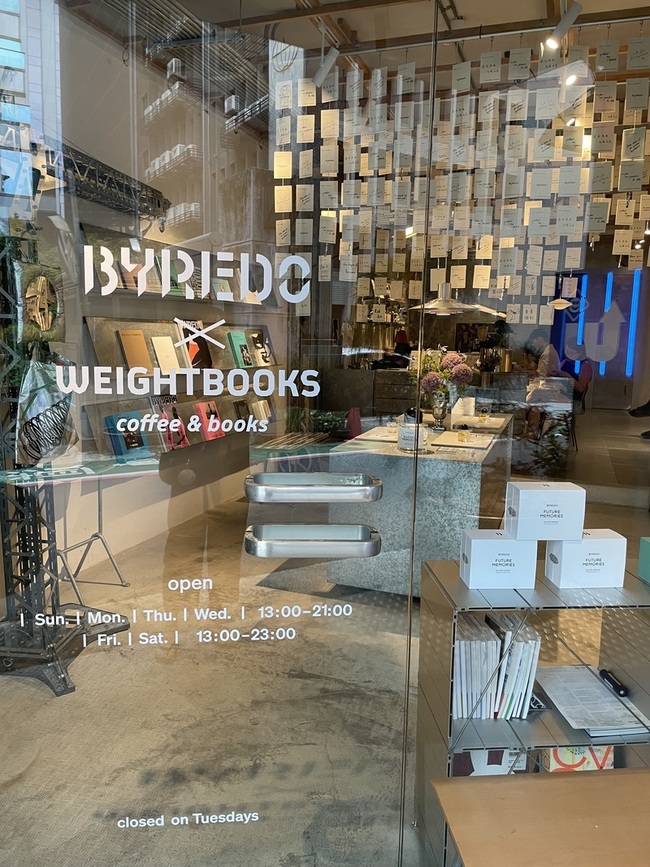 imgimgimgimgimgimgimgimgimgimgimgimgimgimgimgimg我真的好愛這品牌Byredo和這間書店合作這家書店質感滿分有咖啡可以點環境乾淨舒服又美麗讓我拍好拍滿～憑這個試卡紙就可以到專櫃兌換兩隻針管我當然要跟上而且我還買了新品耶好開心但還無法寫上心得等品牌產品更新～這款新味道有鳶尾花香和黑醋栗的香甜感聞起來也很適合夏天揉合鳶尾花與獨特香草酒核心前調醛香白松香黑醋栗中調鳶尾花橙花白香草勞丹脂後調香草酒波旁香草個人還蠻喜歡這個味道的～之後會慢慢收集