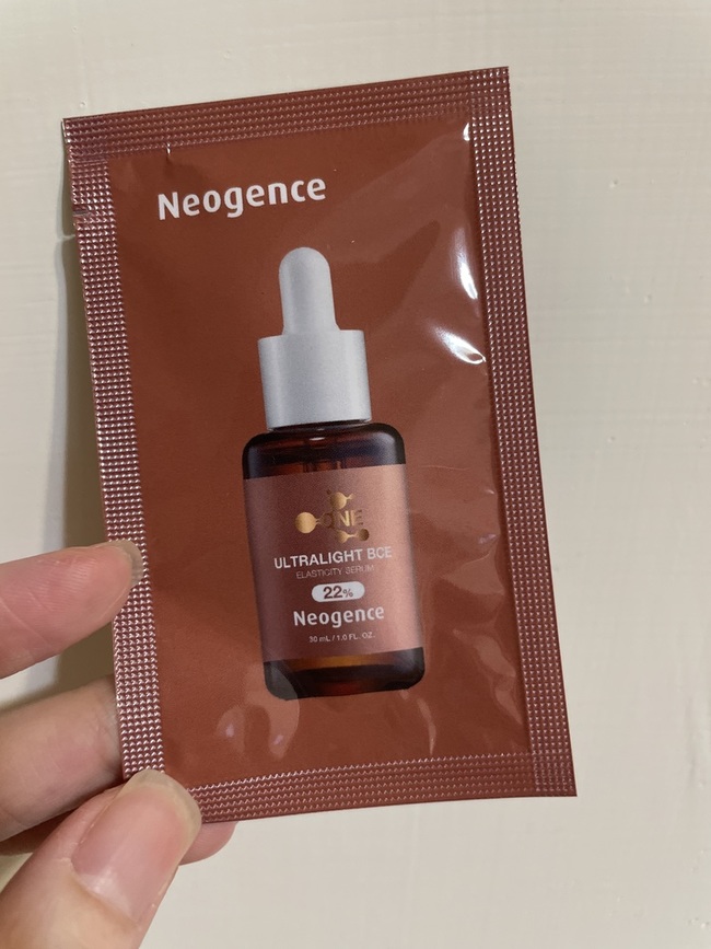 imgimgimgimgimgimgimgimgimgimg這是寶雅的金卡會員領到的試用包實在很不錯耶可以試試新玩意透明質地的精華液完全沒有任何香味原料味也沒有任何臭味而且擦完蠻吸收力超快感受很不錯讚吸收完後會覺得皮膚有一種潤潤的感覺但不至於有粘膩感如果天氣較熱的話單差這款我還行冬天的話就不太確定保濕度夠不夠用了這包後～有機會會想買小樣試試～