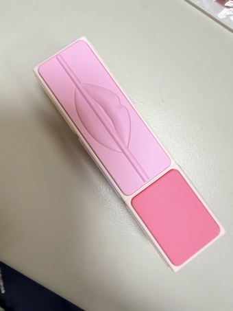 滋潤像是護唇膏的潤唇產品