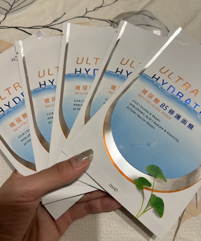 imgimg很高興這次抽到還未上市的面膜✨是很有名的我的美麗日記主打一個玻尿酸保濕面膜最近這種天氣一下大太陽一下下雨室內吹冷氣肌膚非常不穩定很乾燥吸收很差笑起來細紋好多這款就是要讓你從深層補水💦imgimg全都是一些很保濕+修復成分imgimg一盒裡面有五包每一片都吸飽精華液但不會讓滴得到處是也沒有香料味面膜很大一張很寬的那種🤣imgimg可以好好服貼在臉上人中和下巴需要重疊敷～敷也不要超過十五分鐘久了反而皮膚會乾我覺得敷完面膜的臉就是整個保濕透亮我會用化妝棉沾化妝水擦拭多餘的精華液後續再上保養品整體感覺是保濕的稍可惜的是沒有太驚艷接下來會再繼續使用看看😆