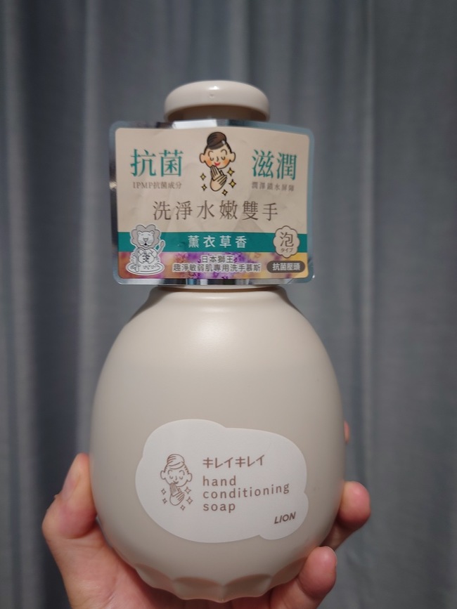 imgimgimgimgimgimg家裡的洗手乳用完想買慕絲最近偏懶🤣這牌的很有名包裝簡約元可以直接買下去說是敏感肌膚用但洗完還是有點澀手過乾的情況下還是要抹點乳霜季節變化皮膚會癢就要擦點止癢膏它的優點是可以洗乾凈油手不是有些洗完會有滑潤味道有兩種這次買薰衣草的還行下次試皂香