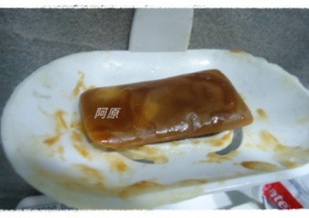 網友小玲玲在心得中提到艾草皂 Wild Mugwort Soap和隨身包有關 和一組台灣品牌保養品旅行組。