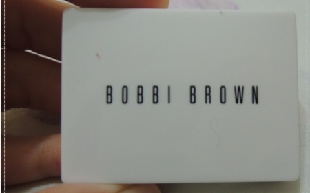 小小果子 - BOBBI BROWN 芭比波朗 晶鑽桂馥淨白粉餅SPF25/PA+++ 使用心得圖片