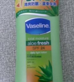 AmberDDT - Vaseline 凡士林 SPF24蘆薈防曬修護潤膚露 使用心得圖片