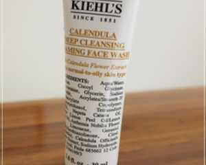 網友PinkLover在心得中提到金盞花植物精華潔面泡泡凝露和洗卸旅行組有關 常為了拿這種小ml的旅行組才買了正品哈)擠