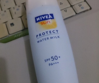 莫名。奇妙 - NIVEA 妮維雅 高感防曬水乳液SPF50+/PA+++ 使用心得圖片