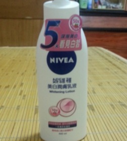 逸chu - NIVEA 妮維雅 美白潤膚乳液 使用心得圖片