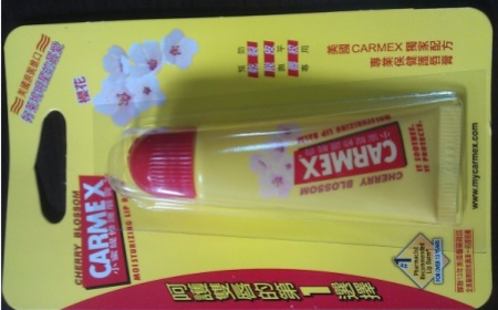 愛喝可樂的飛飛 - CARMEX 小蜜媞 櫻花修護唇膏 使用心得圖片