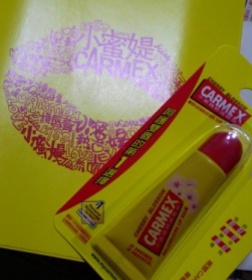 Laura Lin - CARMEX 小蜜媞 櫻花修護唇膏 使用心得圖片