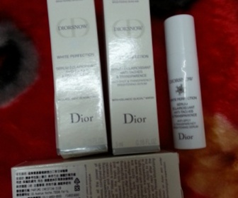 yi01 - Dior 迪奧 雪晶靈極緻透白三效勻淨精華 使用心得圖片