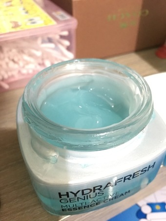 保濕精華霜，萃取純淨法國冰川泉水，水分子僅