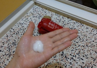 網友Mint Blue在心得中提到韓方修護潤髮乳(受損髮質適用)和隨身包有關 的表現我比較滿意而且旅行組的罐子超難擠出來