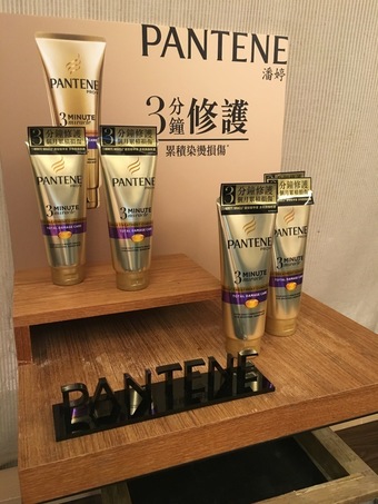 我使用前的狀況，沒有染髮，微捲中長髮，粗硬