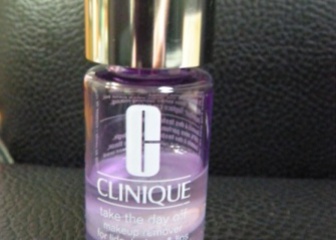 網友Lukellen在心得中提到紫晶唇眸淨妝露 Take The Day Off Make Up Remover for Lids, Lashes & Lips和旅行包有關 品好用用的是30ml旅行組,但以眼唇卸妝來