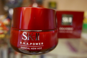 柔柔嫩嫩的乳霜抹在我換季後粗粗乾乾的皮膚，